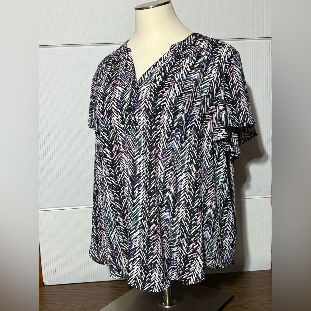 NWT TORRID 4, 4X 26 Chevron Patterned Women's Top 30” L 26” p2p